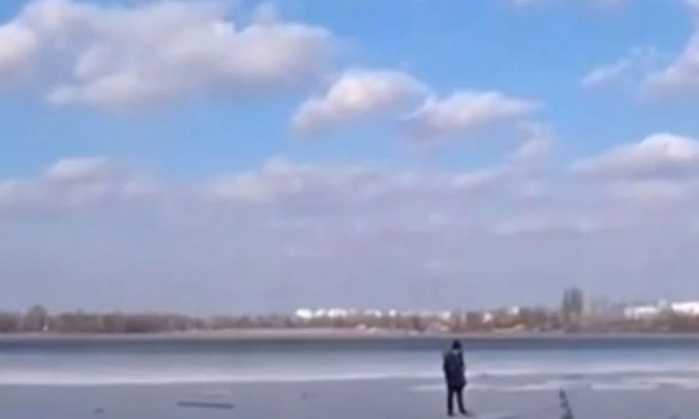 Απίστευτο! Παιδί διασώθηκε σε παγωμένο ποταμό με… πετονιά